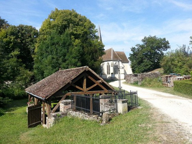 Le lavoir et l'église de Brantigny