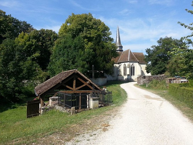 Le lavoir et l'église de Brantigny