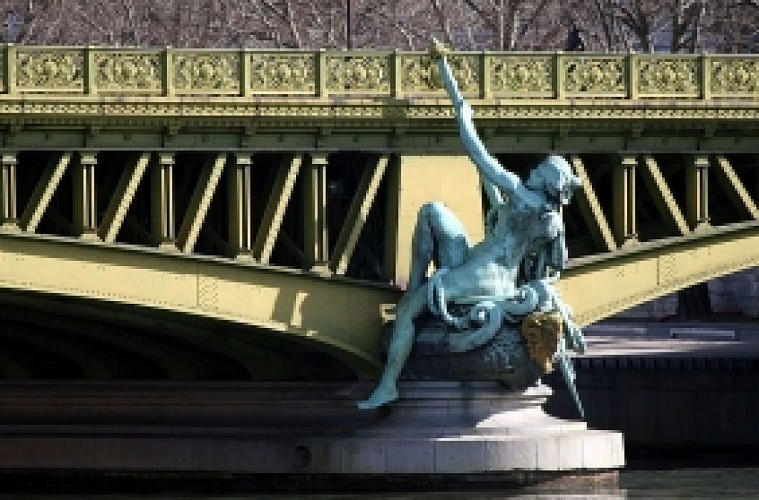 The statues of the bridges of Paris