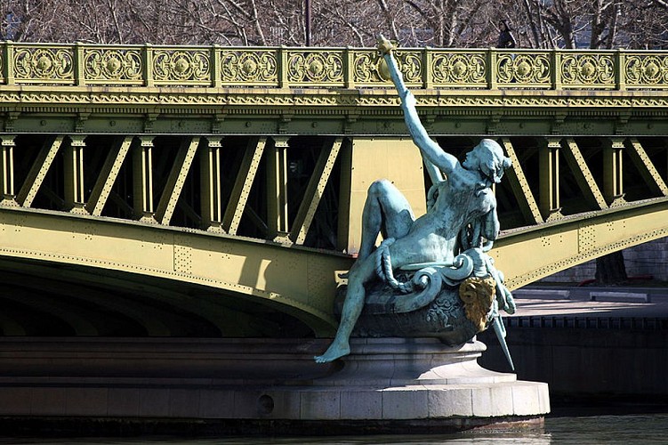 De standbeelden van de bruggen van Parijs