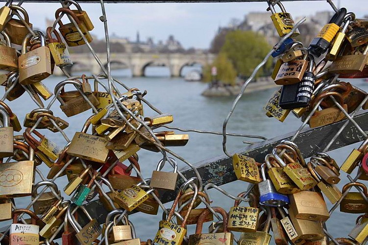 Paris entlang des Wassers als Liebespaar
