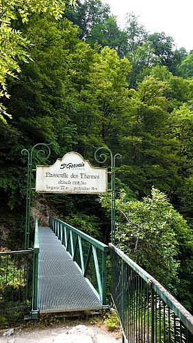 Le parc thermal et sa passerelle_Saint-Gervais-les-Bains