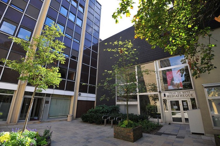 Contemporary art circuit