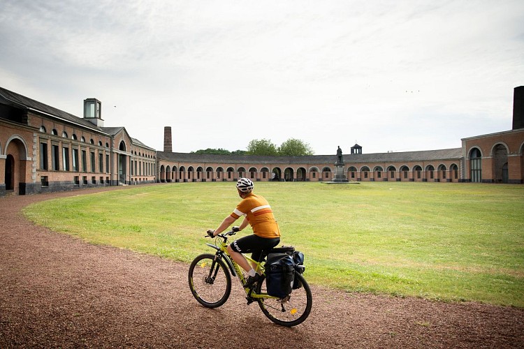 Un cycliste au Grand Hornu de Mons
