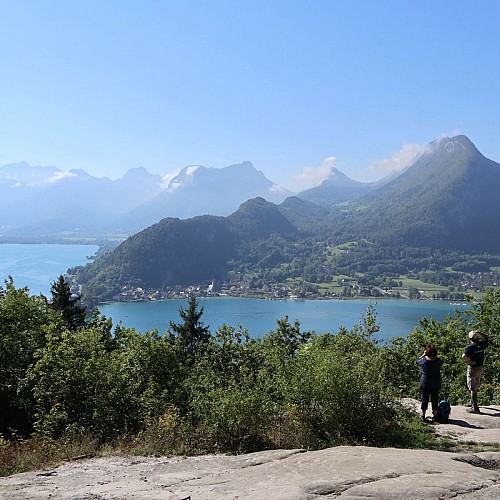 Le lac depuis le belvédère du Roc de Chère