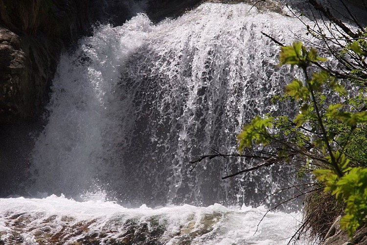 La cascatella che forma il torrente Gesso della Barra, poco a monte di San Giacomo