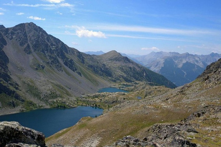 Randonnée Lacs de Vens. Vue plongeante sur les lacs de Vens depuis le Collet de Tortisse au mois d'août Aut