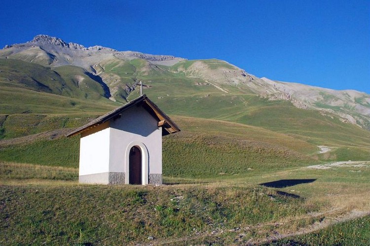 Randonnée Ubaye. La chapelle de la Madeleine au col de Larche.
