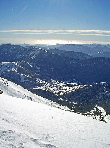 Hiver, vue sur la station de ski La Colmiane 