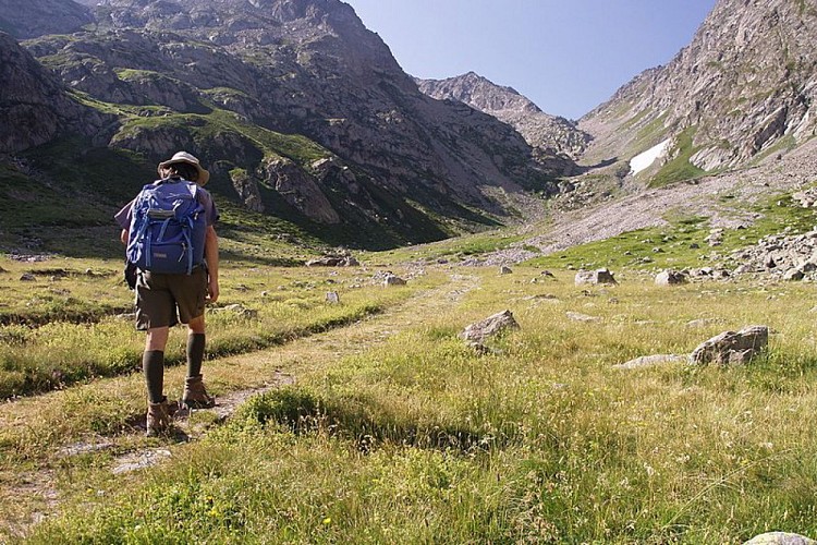 Il Piano del Praiet; sullo sfondo l'evidente intaglio del Colle di Finestra