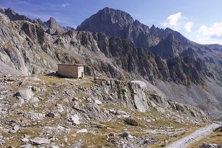Panorama sul versante francese dai pressi del Colle di Finestra; ben visibili il Ricovero Amedeo e l'Opera 126 del Vallo alpin