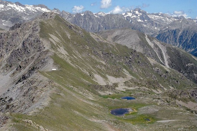 Les lacs du Clos Barrat, (2369 m), photographiés depuis le sommet du mont Pépoiri, (2874 m). Tout au fond à droite, le Gélas.