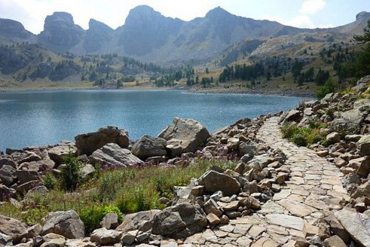 Sentier autour du lac d'Allos.