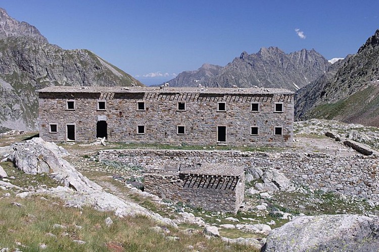 La caserma del Druos ai Laghi superiori di Valscura