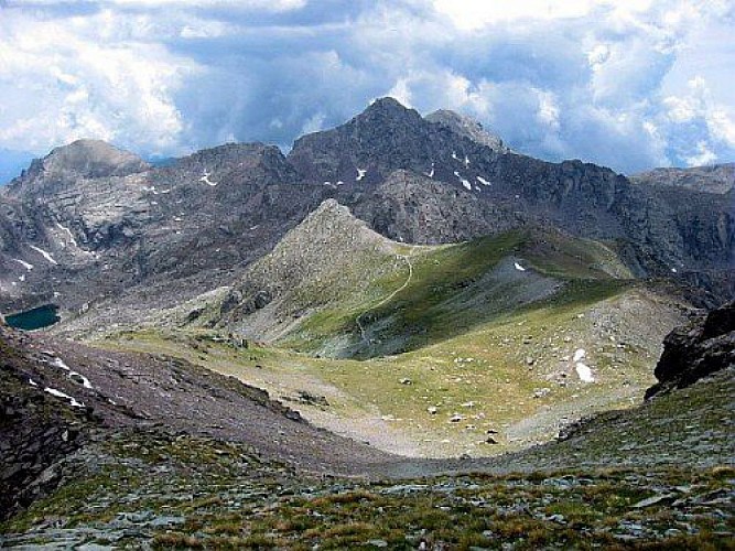 Le Pas de l'Arpette, la cîme du Diable, le Capelet supérieur à la fin du printemps, le 16 juin 2005. Temps nuageux.