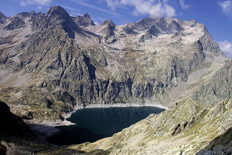 Il Bacino artificiale del Chiotas dal sentiero per il Colle di Fenestrelle; sullo sfondo l'Altopiano del Baus e l'Argentera