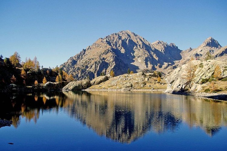 Reflets dans les eaux lisses du lac de Trécolpas. En arrière plan, au centre, la Cime du Pelago (2768 m).