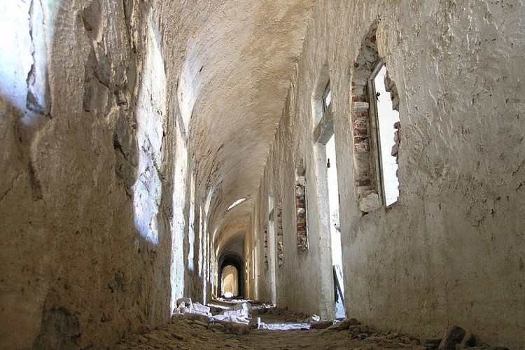 Il lungo corridoio al piano interrato del Fort de Giaure
