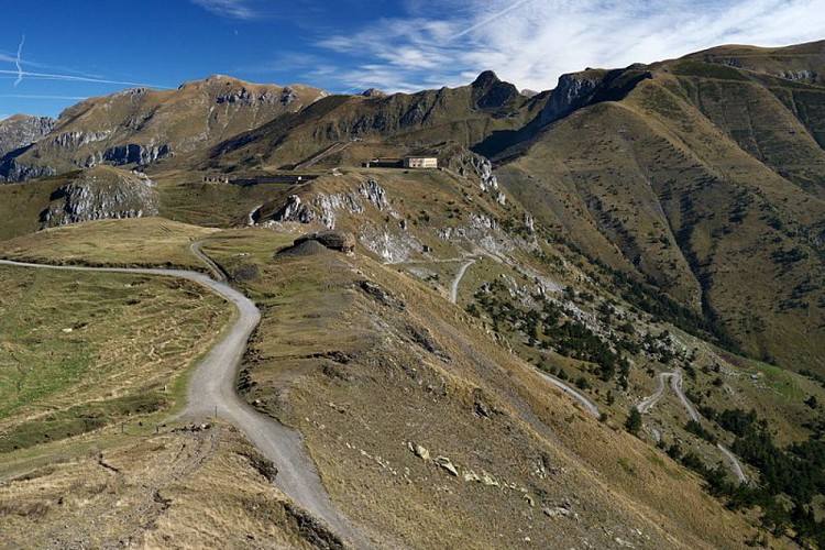 La partenza del sentiero per Fort Pernante, a fianco della rotabile per Casterino