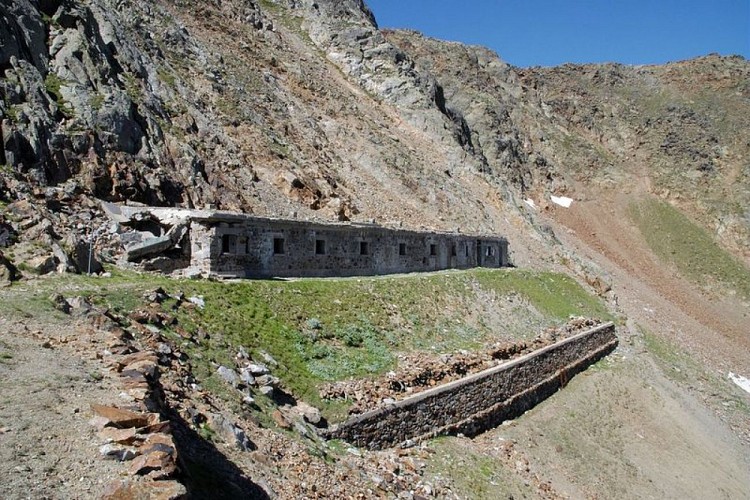 Randonnée Argentera. La casemate du col transfrontalier de Cerise, (2543 m).