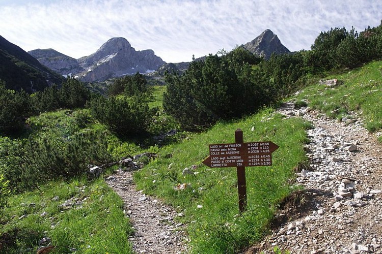 Il bivio per il Lago degli Alberghi e i Laghi del Frisso
