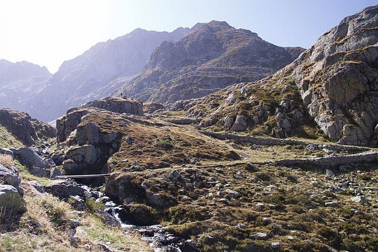 La vecchia mulattiera riappare evidente proprio nei pressi del Lago del Vei del Bouc