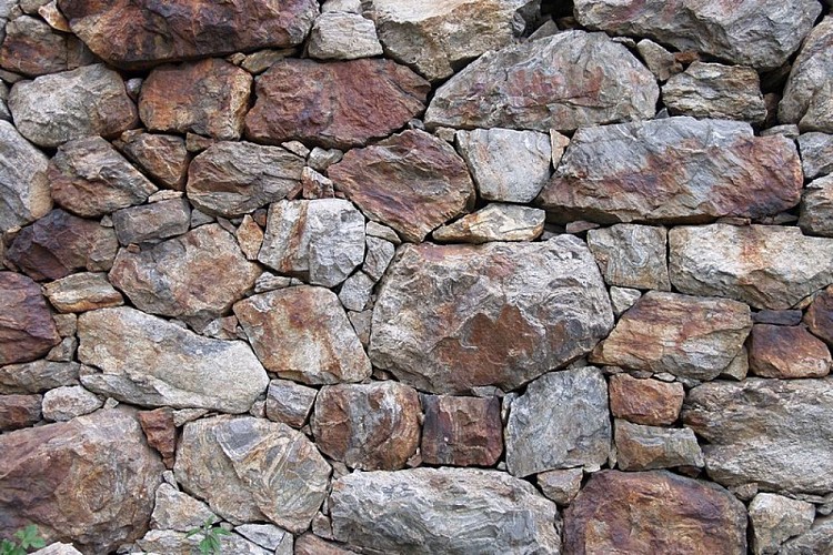 Un particolare di un muro di contenimento della strada ex militare 451