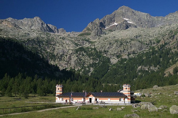Il Rifugio Valasco al centro dell'omonimo pianoro; la Testa del Claus a destra sullo sfondo
