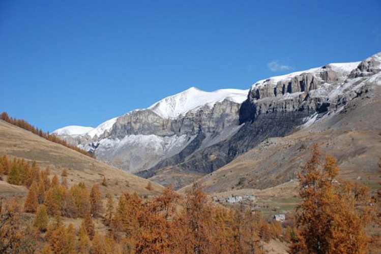 La colle, avec un fond enneigé.