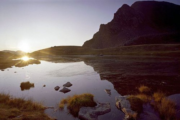 Randonnées aux lacs de Prals. Contre-jour sur un coucher de soleil au lac de Prals en Vésubie.