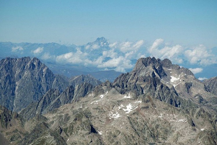 Les cime (2662 m) et col (2474 m), de Fenestres, le Gélas, (3143 m), au mois d'août, au fond, le mont Viso, (3841 m)