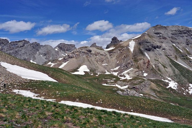 Le fort de Pelousette et le Bonnet Carré au tout début de l'été, présence de névés.