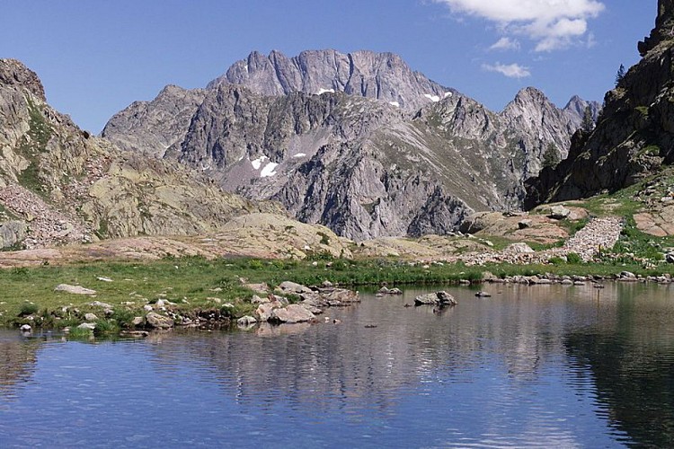 Il Lago inferiore di Valscura con l'Argentera sullo sfondo