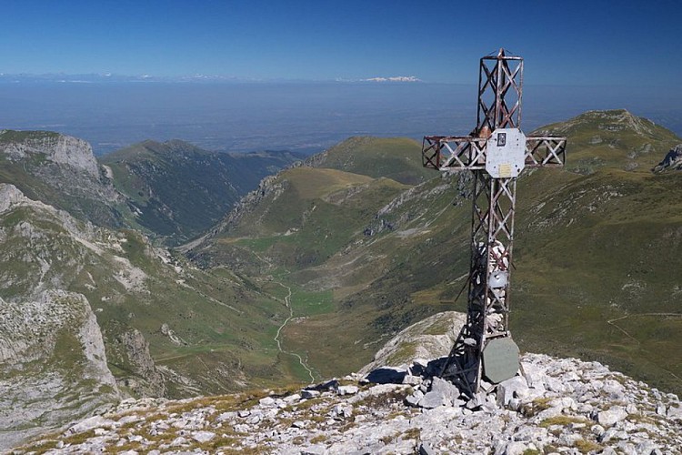 Una delle due croci, un poco spostata in basso, a Cima delle Saline