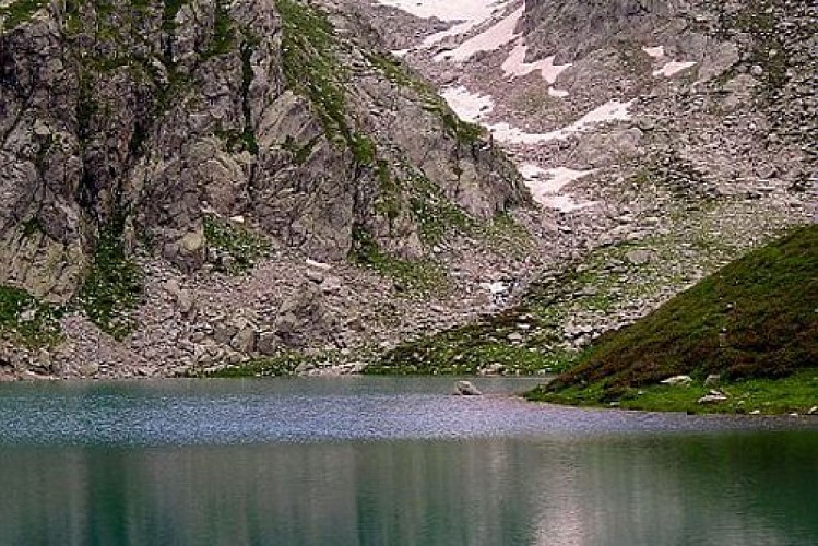 Le lac avec la baisse Autier en arrière plan. Névés résiduels de fin de printremps.