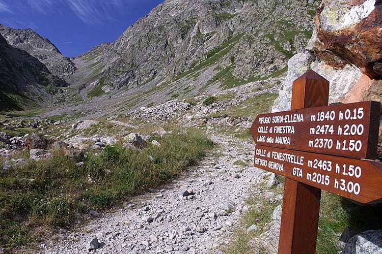 Il bivio per il Colle di Fenestrelle; sullo sfondo, l'intaglio del Colle di Finestra