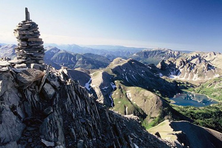 Vue plongeante sur le lac d'Allos depuis le sommet du mont Pelat (3049 m).