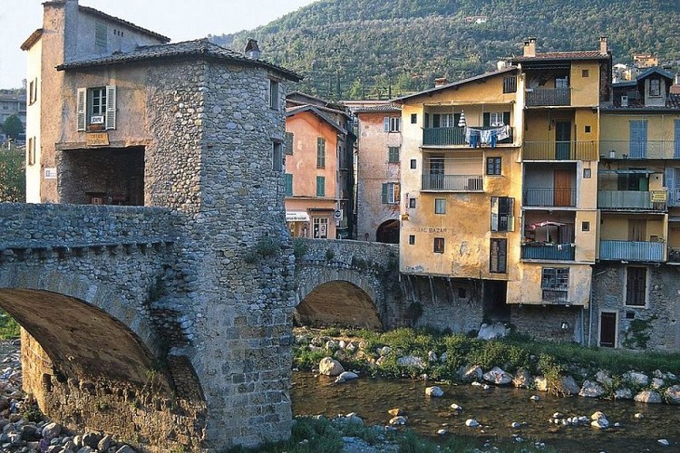 Randonnée Bévéra. Sospel, le vieux pont reliant les rives de la Bévéra, façades colorées.
