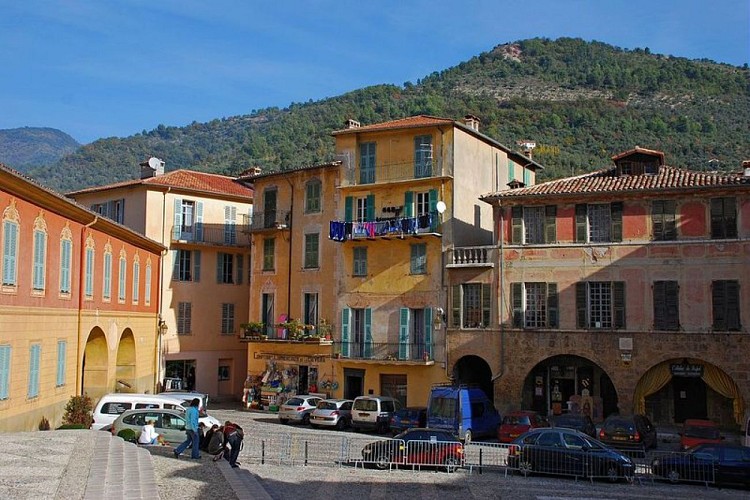 Randonnée Bévéra. Place de la cathédrale, Sospel.