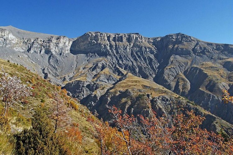 Les Barres calcaires du Démant à Péone, striées de ravines ou roubines par l'érosion. Eclairage automnal.