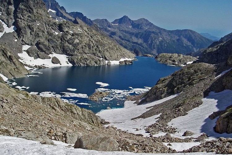 Randonnée Vallée des Merveilles. Le lac Long, (2566 m), début août, avec encore quelques petits "icebergs".