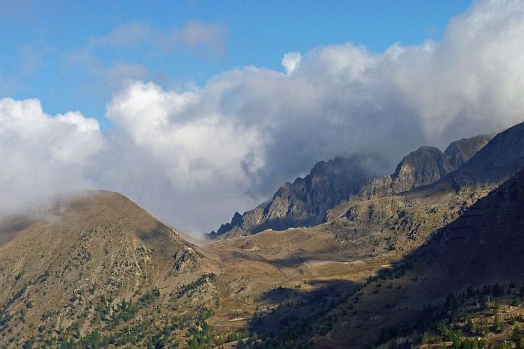 Randonnée Isola. Le col de la Lombarde, (2351 m), ennuagé sur le versant d'Isola en début d'automne.