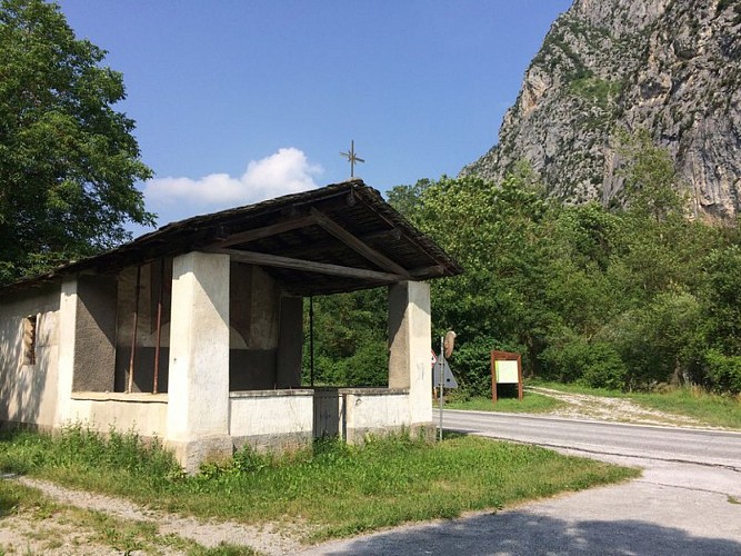 La cappella di San Giovanni e l’imbocco del sentiero