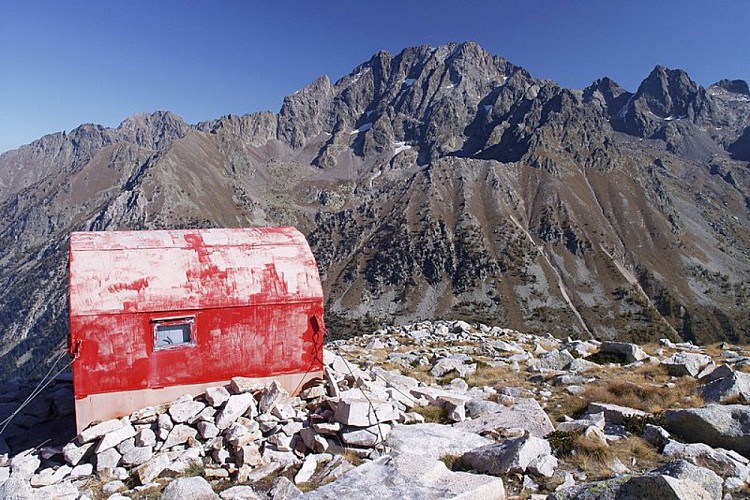 Il Bivacco Guiglia e, sullo sfondo, l'Argentera