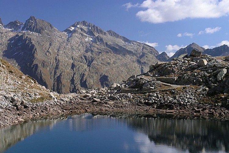 Il Lago mediano di Fremamorta e, sulla destra, i tornanti della mulattiera ex militare