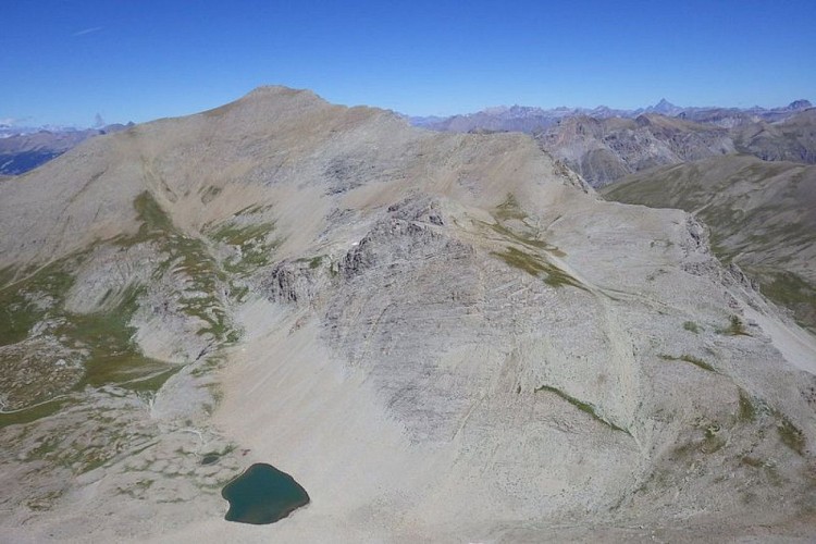 Le Cimet, culminant à 3020 et à son pied le petit lac du Cimet