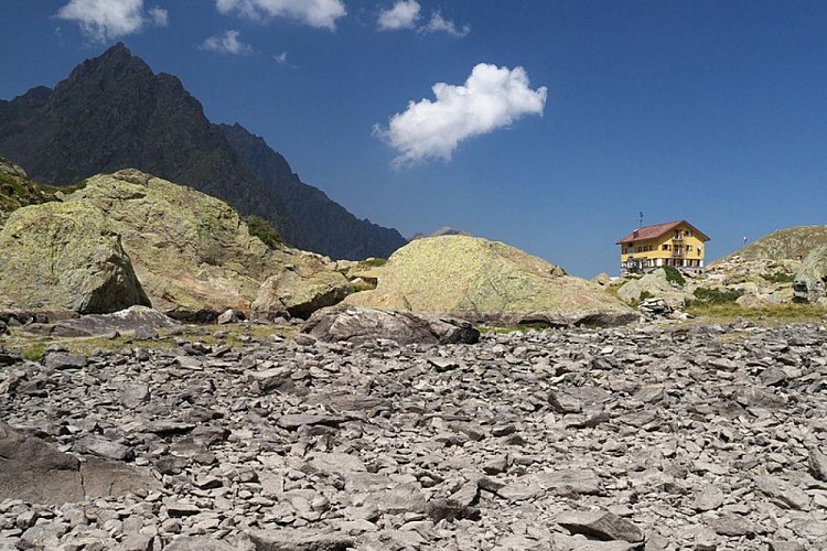 Un'insolita visuale del Rifugio Genova, approfittando del basso livello del Lago Brocan 