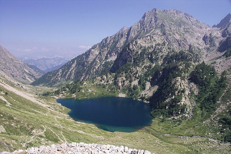 La mulattiera che sale al Lago soprano della Sella in primo piano, e la conca che ospita il Lago sottano