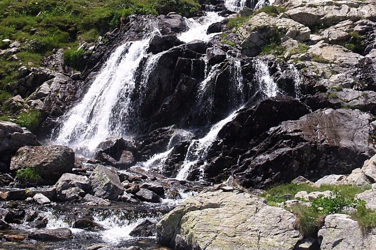 La cascatella formata dall'emissario del Lago soprano della Sella