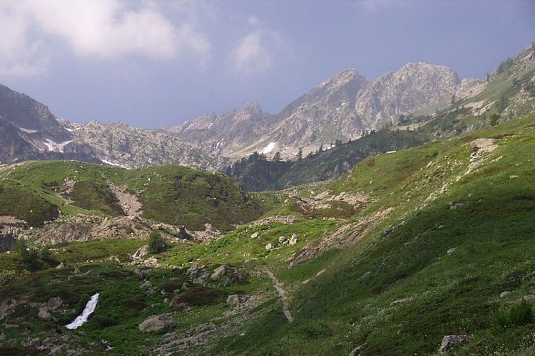 I pendii prativi nel medio del Vallone della Valletta